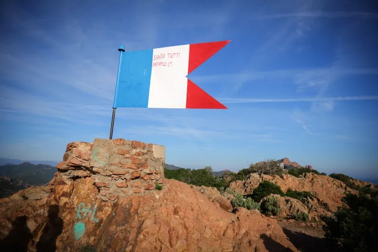 St RAPHAEL-AGAY-Le Drapeau-01